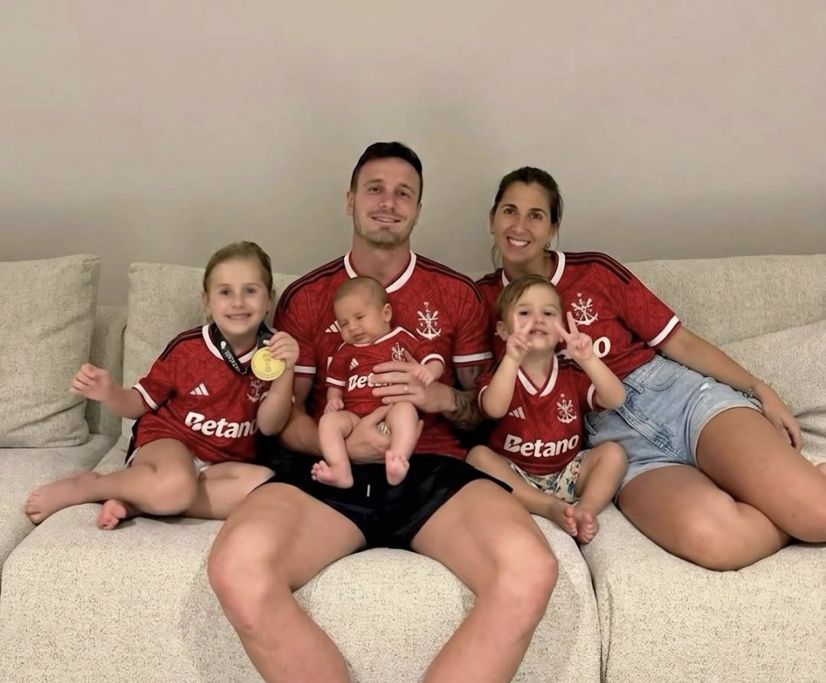 soufla2019's tweet photo. Saúl Ñíguez com a esposa e os filhos com o novo Manto 3. 💖 https://t.co/FJk2lEWdGY