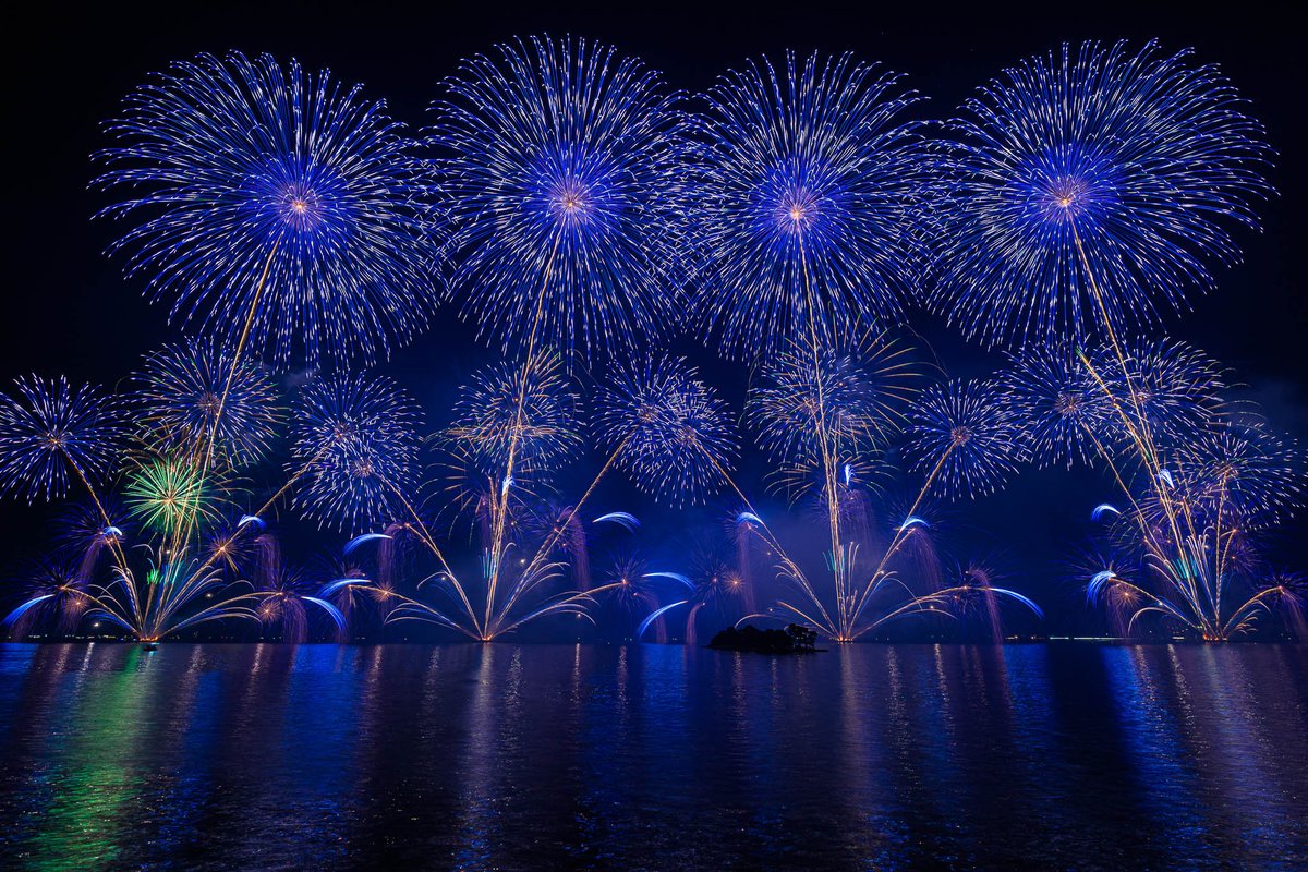 _5820215893253's tweet photo. 松江水郷祭
湖上花火大会
2026年8月2日（2日目）

昨日に続いて松江水郷祭湖上花火大会へ。
2日続けて見ても感動はさらに大きくなりました。
花火を観るというより、
空いっぱいに描かれる一つの作品を体験するといった感じでした。
#島根 #松江 #花火 #國友銃砲火薬店 https://t.co/joJrOM8iNN