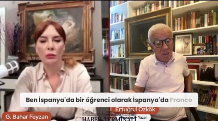 FUATUGUR's tweet photo. 80 yaşına gelmiş ve hala çalışmakta olan Ertuğrul Özkök’ün Cumhurbaşkanı Tayyip Erdoğan’ın 72 yaşında olmasını mevzu ederek imalı biçimde diline dolaması, Erdoğan’ı İspanya’nın geçmiş Diktatörü Franco ile mukayese etmesi bir akıl tutulması değil sadece. Eski debdebeli günlerini de facto olarak geride bıraktıktan sonra şişkin egosu bir parça inen ve ruhunun karanlık labirentlerindeki faşizan alt benliğini belli süre saklayabilen Ertuğrul Özkök’ün yaşlandıkça aslına rücu etmesinin göstergesi bu sözler. 
“Güç bende” dediği yıllarda başında olduğu Hürriyet gazetesini bir silah olarak kullanarak Ahmet Kaya’yı çeşitli yalan haberlerle hedef gösteren, Kaya’nın sürgüne gitmesine ve gurbette ölümüne yol açan Ertuğrul Özkök, aslında kendi içindeki diktatörü görüp yansıtma yapıyor. Bir gazetenin başında bile bu kadar acımasız olan, sadece Ahmet Kaya değil, Hrant Dink’i de hedef göstererek ve onun katline giden sürecin kilometre taşlarını döşeyen Ertuğrul Özkök’ün Hrant’ın katili Ogün Samast’ı bir “yalnız kurt” olarak nitelemesi de unutulmadı.
Bu iki ölümle anılan Özkök’ü bir ülkenin başında hayal edin. 
Ağır günahların bedelini daha ödememiş birinin hala pervasız bir cüretkarlıkla Erdoğan’a “diktatör” imasında bulunmasındaki çarpıklığı anlayın. 
Erdoğan tabii ki diktatör değil ve bu yüzden Özkök böyle konuşabiliyor da biz onun eski sabıkalarını hatırlama ve hatırlatma imkanı bulabiliyoruz.