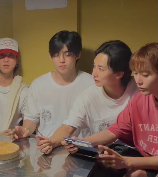 trissycherry's tweet photo. เสื้อคู่ครับ https://t.co/saQ4Kd9Dbn