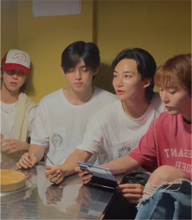 trissycherry's tweet photo. เสื้อคู่ครับ https://t.co/saQ4Kd9Dbn