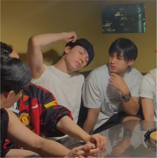 lunehoon's tweet photo. 🐶 vernon-ssi, they’re asking if you cut your hair
🐻‍❄️ nope!
🍒 you can see the back of his head!
🍊 they’re anxious so show it a little
🐻‍❄️ nope, i didn’t cut my hair https://t.co/c3u10am1qx