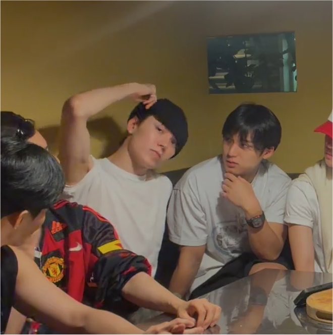 lunehoon's tweet photo. 🐶 vernon-ssi, they’re asking if you cut your hair
🐻‍❄️ nope!
🍒 you can see the back of his head!
🍊 they’re anxious so show it a little
🐻‍❄️ nope, i didn’t cut my hair https://t.co/c3u10am1qx