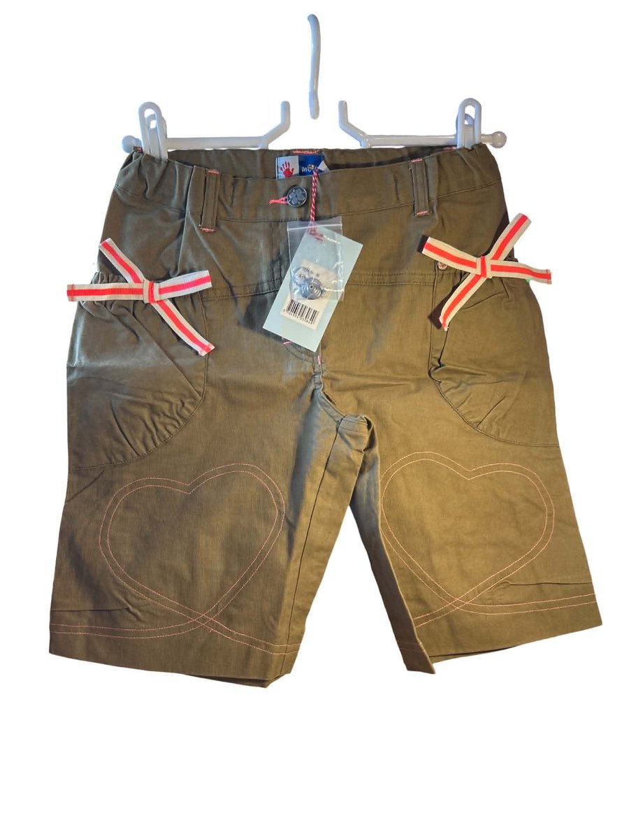 JaideandcoBaby's tweet photo. Molo girls’ khaki green shorts with pink heart embroidery — NWT! Cute striped bow accents at the hip pockets, signature Molo branding, and a flower hardware button. Brand new with original tags; spare button included. Shop here:
#Molo #GirlsShorts #KidsFashion #NewWithTags https://t.co/yQSqKDnmpL