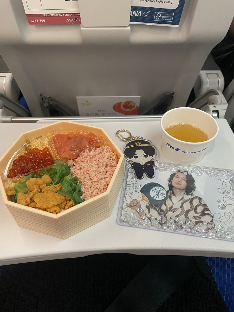 paccci's tweet photo. #マニア感謝祭2026 写真見直してたけどほぼブレててピント合ってるのこのくらいしかなかったの😂うける
2部最前だったけどしっかり撮れてたのは壇上に取り残された司会者でした😗
そして珍しく空港で時間あったから初めて空弁買って飛行機で食べてみたの図。
今日一日楽しかったー！お疲れ様でした❗️ https://t.co/zAA35CaajI