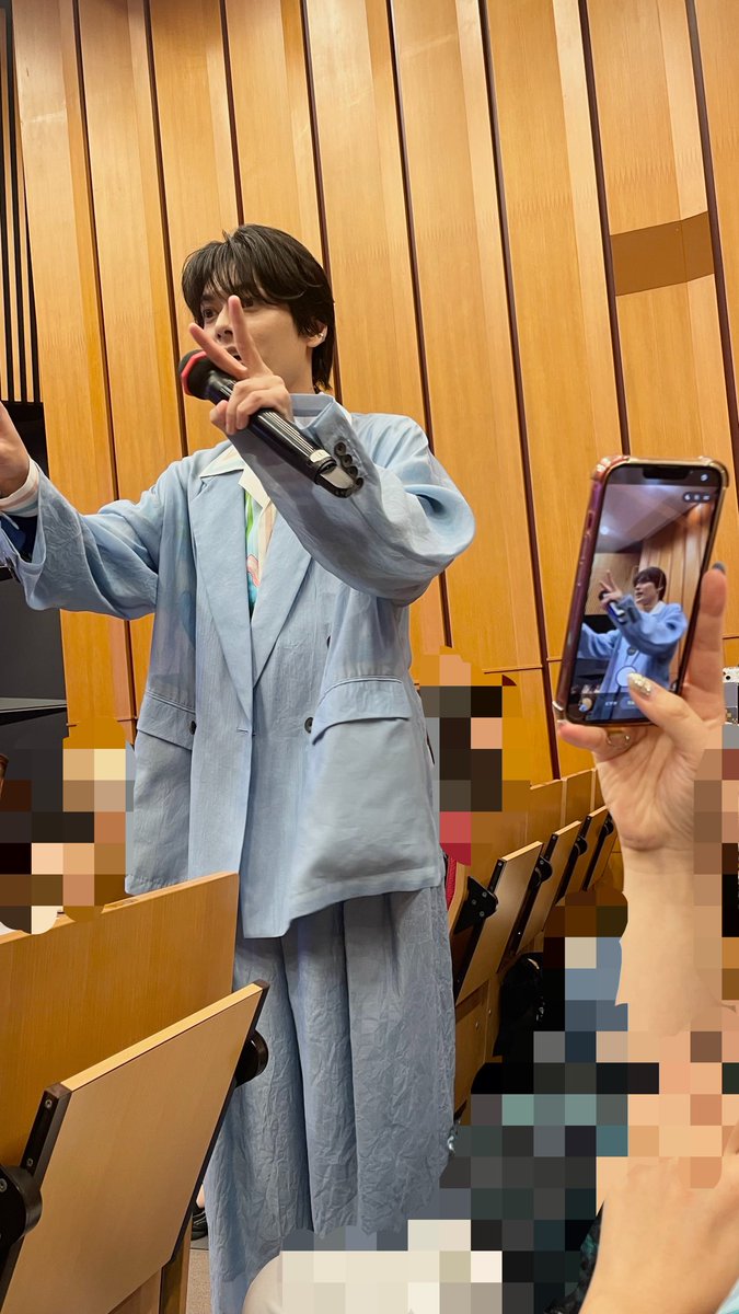 paccci's tweet photo. #マニア感謝祭2026 写真見直してたけどほぼブレててピント合ってるのこのくらいしかなかったの😂うける
2部最前だったけどしっかり撮れてたのは壇上に取り残された司会者でした😗
そして珍しく空港で時間あったから初めて空弁買って飛行機で食べてみたの図。
今日一日楽しかったー！お疲れ様でした❗️ https://t.co/zAA35CaajI
