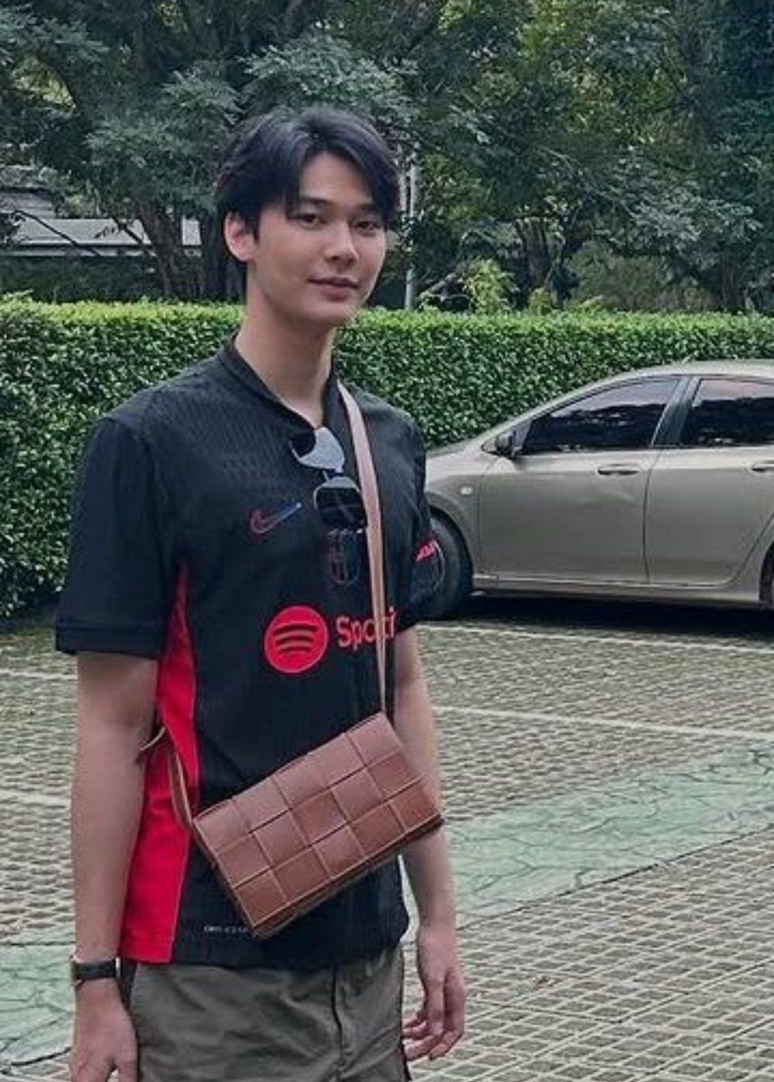 dmcloundpu's tweet photo. เมะมอมกับเคะคุณหนูจริงๆ ไลฟ์สไตล์แบบมาส่งแฟนกินหมูทะแล้วไปเตะบอลกับเพื่อนต่อ เตะบอลเสร็จก็กลับมารับแฟนที่ร้านหมูทะ แต่แฟนบอกรีบมาทำไม ยังไม่อิ่มเลย https://t.co/WOH8HjUYPS