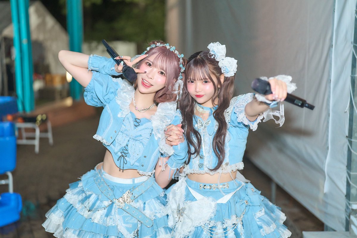 ruka_jams's tweet photo. TIF3日間本当にありがとう民族👩‍❤️‍👩
楽しくて辛くて１週間みたいな3日間だった;  ; そんな大きな時間を一緒に過ごしてくれたみんなありがとう
数年前は袖からみてたメインステージ、いつか私たちも立てるのかなってつしに聞かれた時、立てるよって答えられなかったあの時は泣きながらそのステージを観てたけど、気付けば今では毎年メインステージに立たせてもらえて、ついに今年は大事な大事なスマイルガーデンの大トリまで任せてもらえて、日々目の前の事に必死に過ごしてる毎日は悔しい事にばっかり気が向いてしまうけど、今日夜のスマイルガーデンに立った時、前に進めてるのかもって思えた瞬間がちゃんとあって嬉しかった
そういうステージからみんなの顔みれる瞬間って、本当に幸せなんだよ！
いつも来てくれる人も、好きになってくれたばっかり人も、昔推してくれてたのにいなくなっちゃった人も、ちゃんと顔みえてたよ　みんな大事な時をこうやって見届けてくれるんだなってすごい愛を感じるし、この大切な時間と想いを一緒に感じてくれたんだって思った時、もっと大好きになる　みんなもそう？
夏嫌いだけど好き　まだ頑張れるきっと
#TIF2026