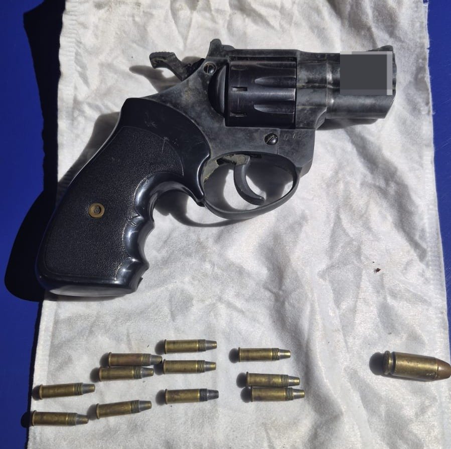 PoliciaCbaOf's tweet photo. Discutía armado y terminó tras las rejas

📍 En B° Sarmiento, detuvieron a un hombre armado con un revólver y un arma blanca.

📞 El procedimiento se inició a partir de un llamado al 911 que alertaba sobre una discusión en un domicilio del sector. Al llegar al lugar, el personal policial controló la situación y arrestó al sospechoso, a quien se le secuestró un revólver calibre 22, con municiones, y un arma blanca.

👮🏻 No se registraron personas lesionadas durante la intervención.