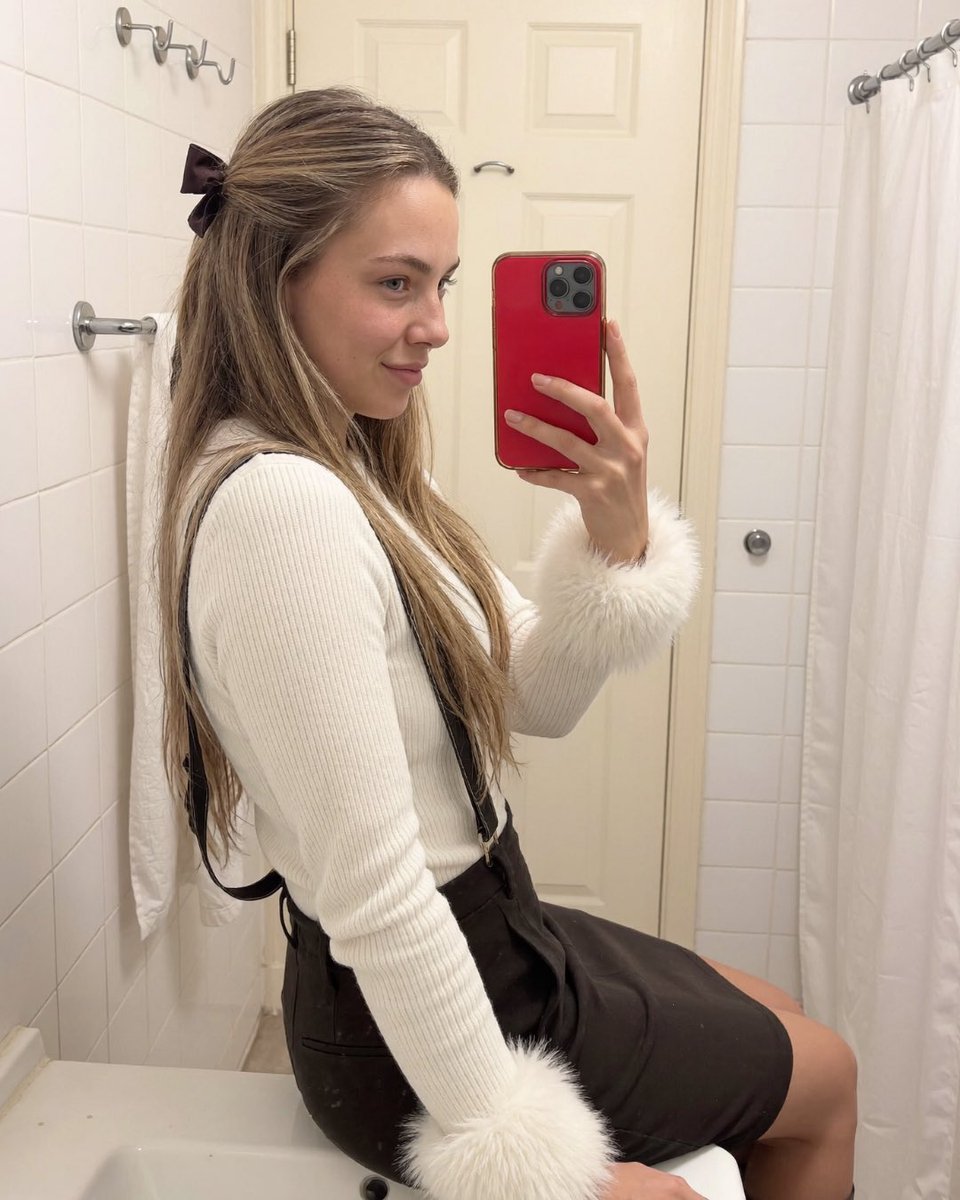 tslena_softly's tweet photo. I'm not "playing a role." I'm a trans girl who already knows her worth. 🏳️‍⚧️ https://t.co/BU3v71aTUY