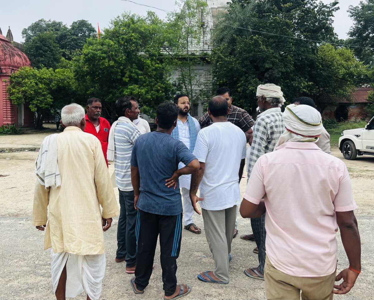 VanshrajDubey's tweet photo. बनी, बेलवारे, ढेमा, लामा, दियरा घाट, मोतिगरपुर में अपनों के बीच🙏
📍189 सदर विधानसभा जयसिंहपुर, सुल्तानपुर https://t.co/R0r9o9WJwe