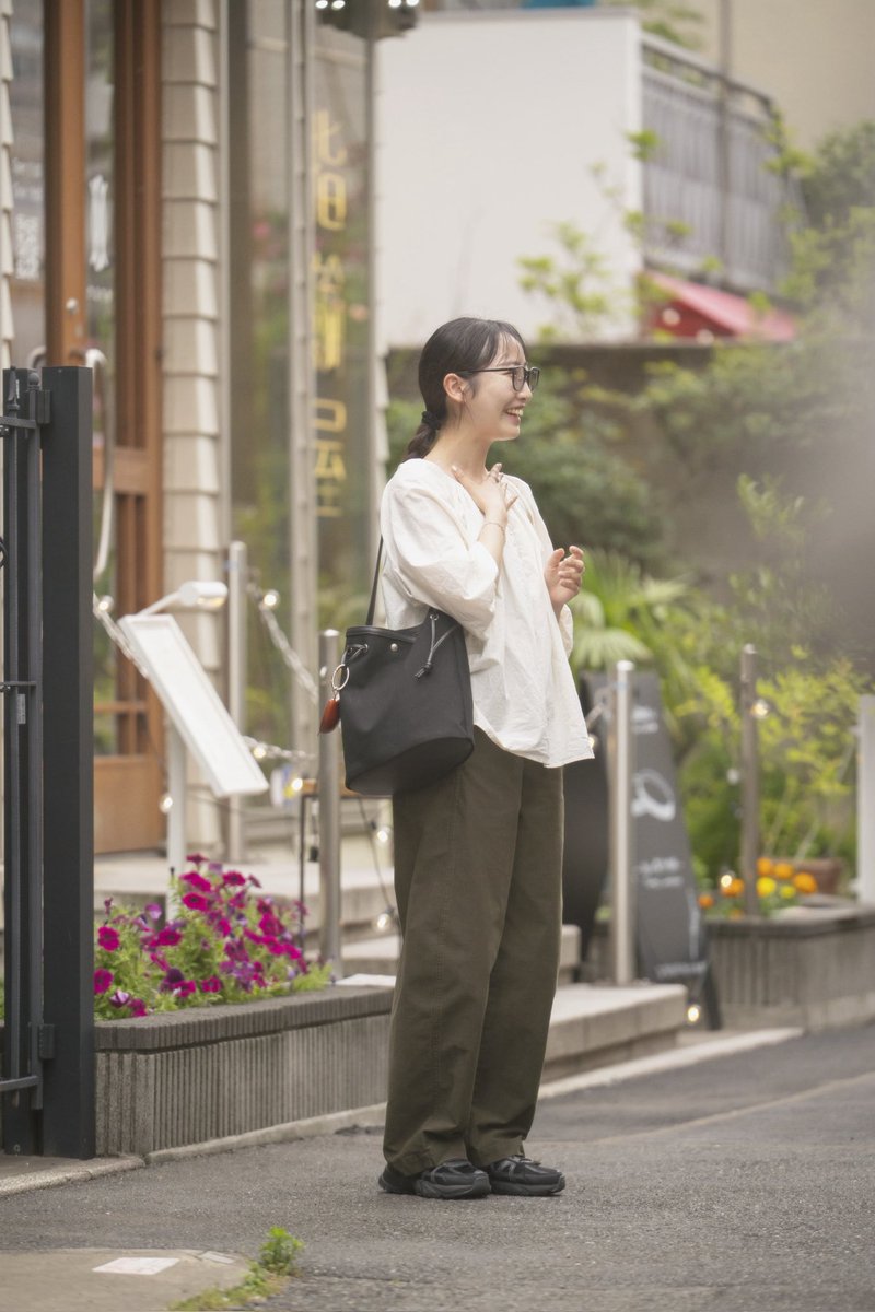 FUDGE_magazine's tweet photo. 🗼TOKYO SNAP
え、これ《ユニクロ》のパンツ!?シンプルだけどこなれて見える甘辛コーデ
https://t.co/pXTjdgvra8 https://t.co/pYrbgeiJa4