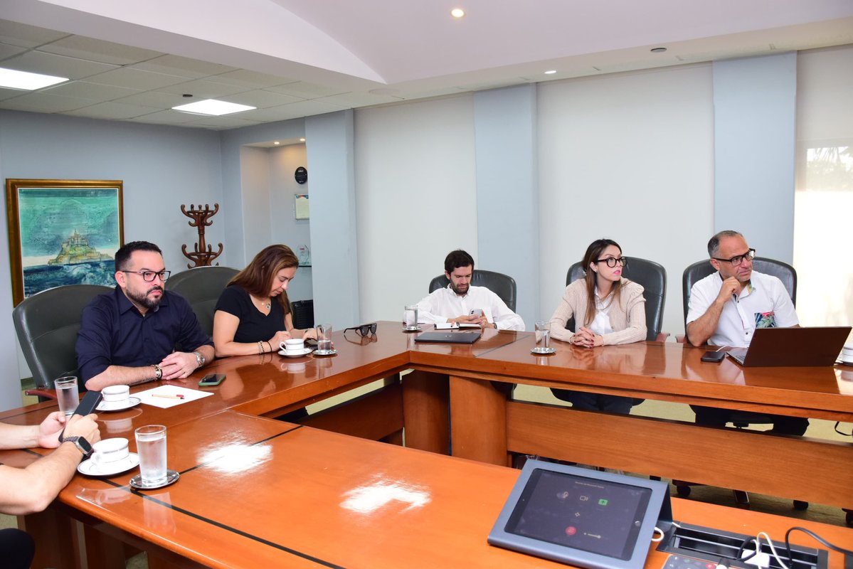 MinEnergiaCo's tweet photo. El mantenimiento programado de la regasificadora de #SPEC avanza conforme a lo previsto.

📍A las 6:00 a. m. de este 2 de agosto se registra un 79 % de avance, incluyendo las actividades de puesta en operación de la planta. Sobre la medianoche se espera alcanzar el 86 %, ingresando a la etapa final del cronograma.

Los trabajos mecánicos concluirán al mediodía del 3 de agosto, dando paso a la fase de enfriamiento previa a la entrada en operación. El mantenimiento, iniciado el 30 de julio, finalizará sobre la medianoche del 3 de agosto, cumpliendo el 100 % de la programación prevista y sin novedades.

El ministro @PalmaEdwin continúa haciendo seguimiento permanente a esta operación estratégica para la seguridad energética del país. Esta vez desde Termoflores en Barranquilla. 

Agradecemos a @XM_SA_ESP, al Consejo Nacional de Operación de Gas, al Gestor del Mercado de Gas, a SPEC y a todos los agentes del sector por su compromiso, coordinación y trabajo técnico, que han permitido que este mantenimiento avance de manera segura, ordenada y sin contratiempos.