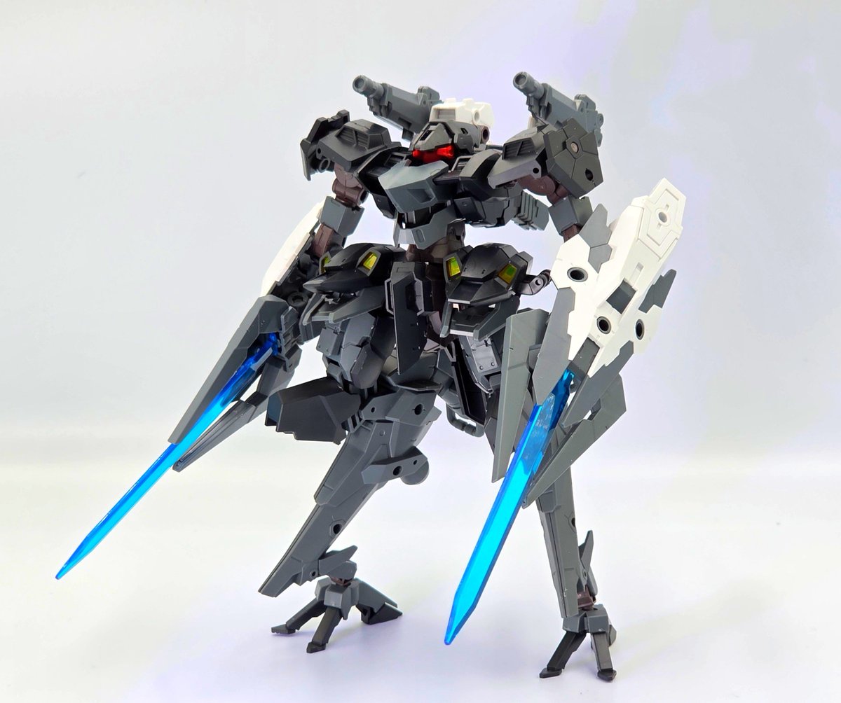 IGEL_Drei's tweet photo. 【ゼノヴァルト “カンケル”】
(1/2)

戦場で確認されたゼノヴァルトの一個体

原型の汎用性を捨て、近接戦闘へ極端に特化した

両腕はシールド兼エナジーブレード発生器〈カルノキス〉へ換装されている

その両腕から、連合側より【カンケル（蟹）】のコードネームを付与された

#30MMCM2026
#30MMAN https://t.co/1Pa3WR1Ckh