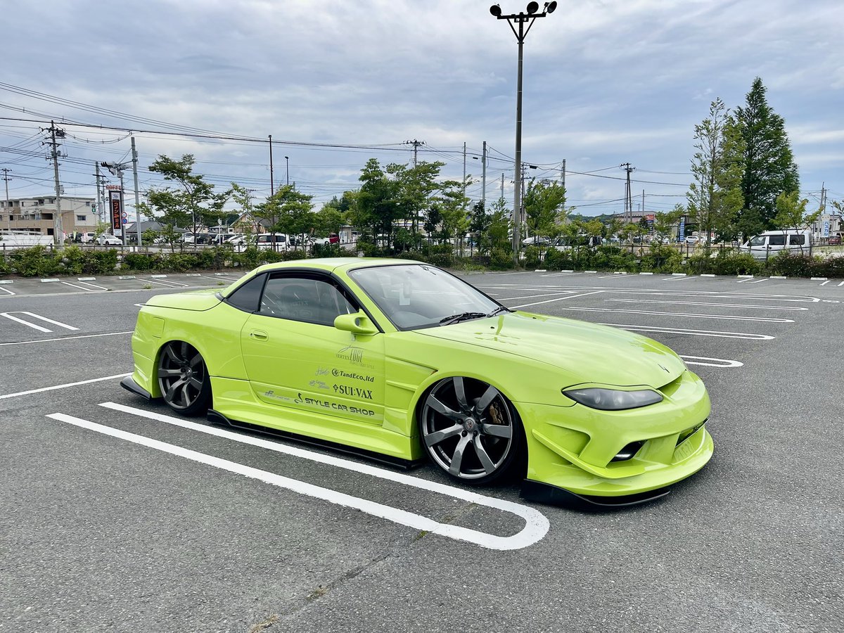 zakkivari's tweet photo. シルビアのパンクタイヤ交換後
エアサスのメモリー車高再調整と再登録とか
ブルーインパルスとのコラボも

めっちゃカッコ良い赤いS14と出会った😍 https://t.co/gmkmTjDMjC