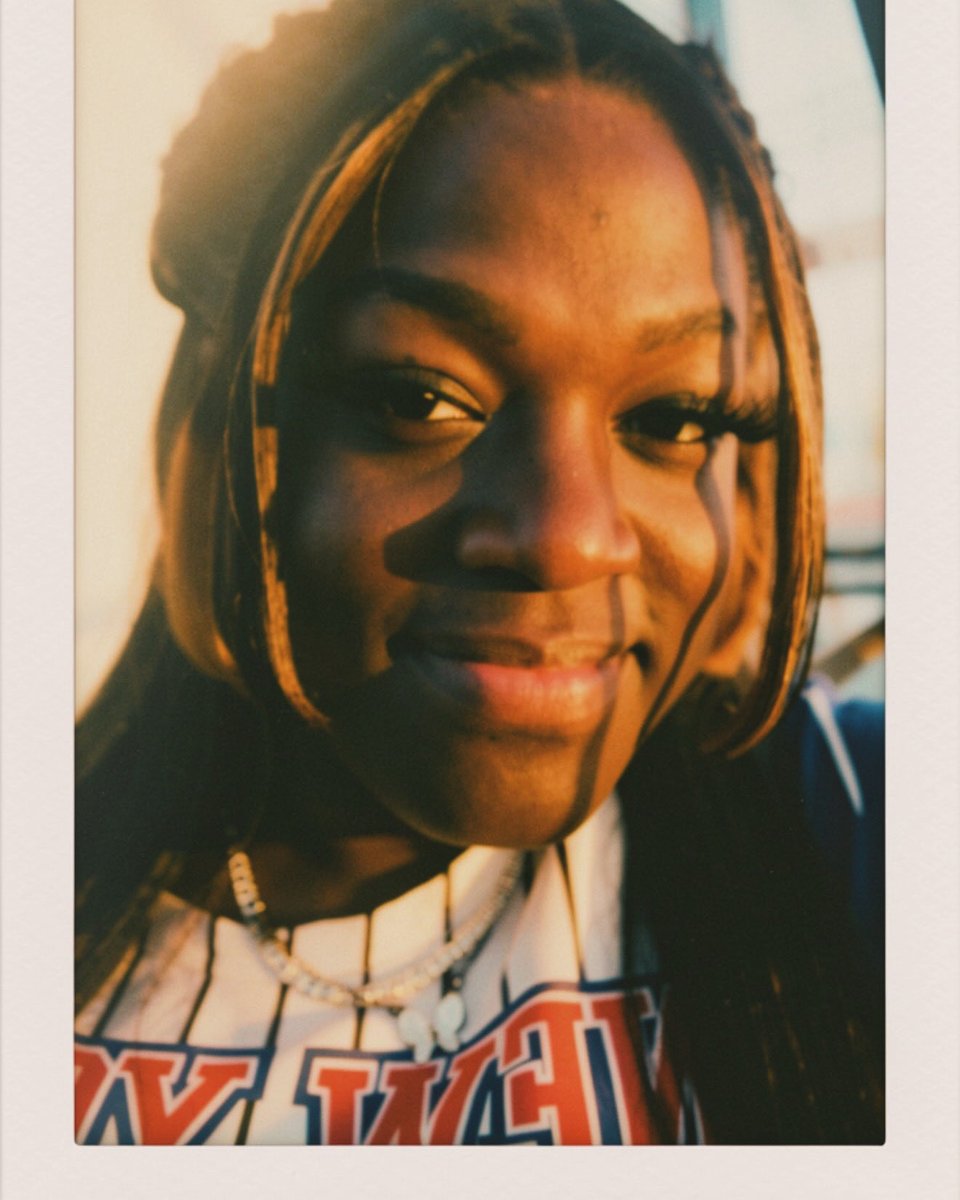 Jessica041796's tweet photo. The sun caught me good it looks like I went and got this taken no I did it hold my phone lol https://t.co/Hq1Orv1Blv