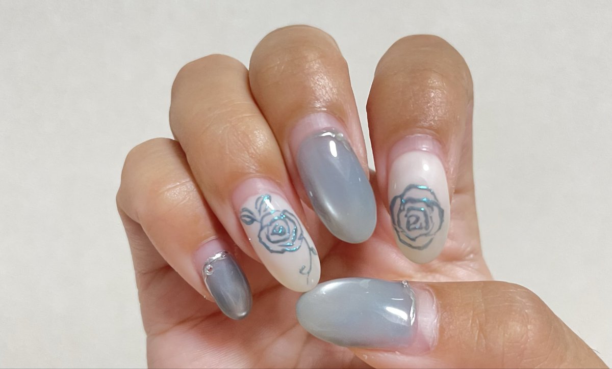 Luna_ado33's tweet photo. そういえば…
Aoのためにしてたネイル💅を今日、変えてきた〜

Aoネイル、ネイリストさんが凄い素敵に青薔薇を描いてくてれオフィスネイルとしても派手じゃないオシャレさで1ヶ月手元を見るたびに日産の楽しかった２日間を思い出せて嬉しかった💙🥰

…変える前に撮った伸びた状態でごめんなさい💦 https://t.co/demDMwR1zD