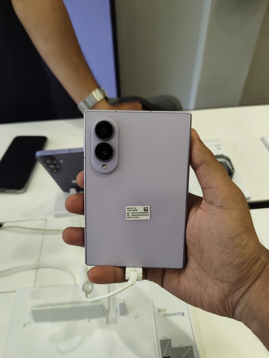 onessiti's tweet photo. Aujourd'hui, j'ai testé le nouveau Samsung Galaxy Z Fold8 en boutique et le verdict est sans appel : impressionnant et élégant ! 🥰 La prise en main est tout simplement incroyable, un vrai niveau supérieur. 🔥

#Samsung #GalaxyZFold8 #Tech #Innovation #Smartphone #Review
Image de pas chez moi.