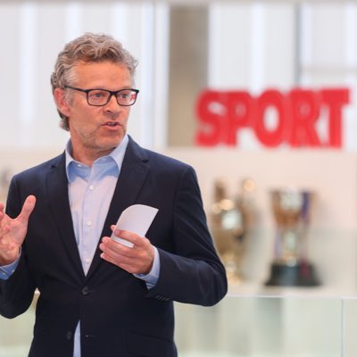 JoalberthRangel's tweet photo. Hola, Joan Vehils, Francisco Cabezas, Xavi Hernández y Sique Rodríguez: 

Como jefazos de las secciones deportivas en Sport, El Periódico, el Diari Ara y el Què T'hi Jugues, ¿ Serían tan amables de investigar qué está ocurriendo con los traspasos entre el Real Madrid y el Fulham? 

En pro de la fiscalización y el ejercicio periodístico, que ustedes tanto defienden para buscar la verdad, más de 500 millones de aficionados y casi 152.000 Socios del Barça, están esperando por ustedes.

¿O es qué solo sirven como aparatos de propaganda y organizar a todo el antiLaportismo y cuando se trata de Florentino Pérez, se cagan en los pantalones?😘