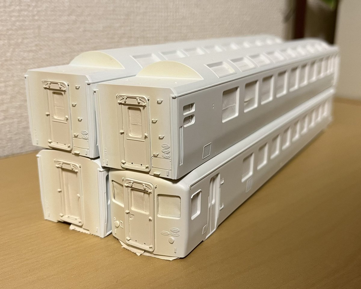 ssg_335's tweet photo. 車体の加工が終わったやつから順次白サフ→貫通扉を塗装👍 https://t.co/NKhhHm3lTv