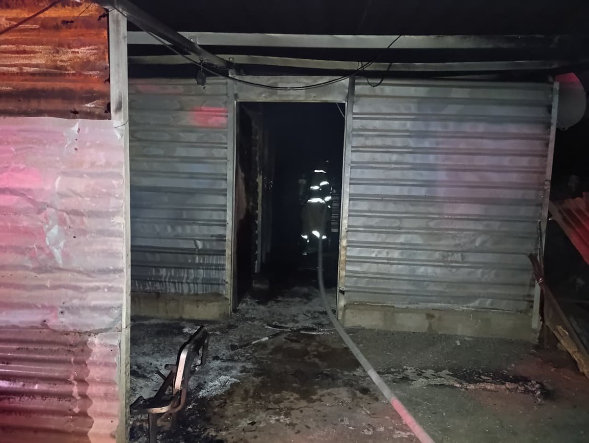 endesarrollo_sv's tweet photo. Anoche

@BomberosSV sofocó incendio en una vivienda de lámina ubicada en colonia El Milagro, distrito de Tecoluca, San Vicente.
El fuego fue controlado antes de que se propagara a estructuras cercanas. https://t.co/Wb7siNpYRN