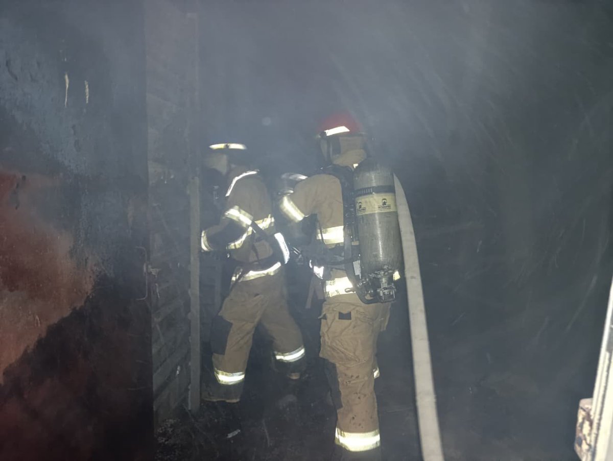 endesarrollo_sv's tweet photo. Anoche

@BomberosSV sofocó incendio en una vivienda de lámina ubicada en colonia El Milagro, distrito de Tecoluca, San Vicente.
El fuego fue controlado antes de que se propagara a estructuras cercanas. https://t.co/Wb7siNpYRN