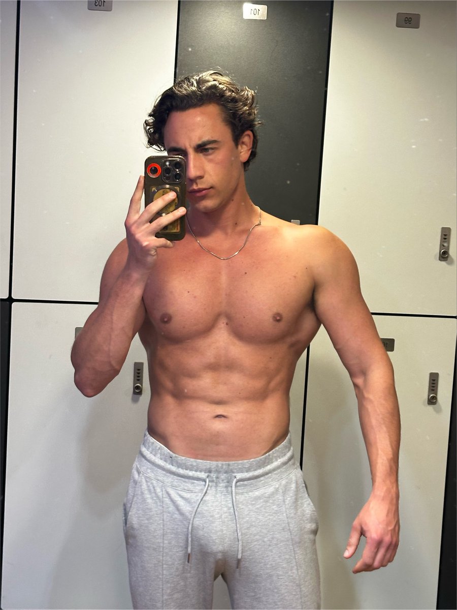 TwunkTay's tweet photo. gym boyfriend material yes or no? https://t.co/qh1e1s3w3J