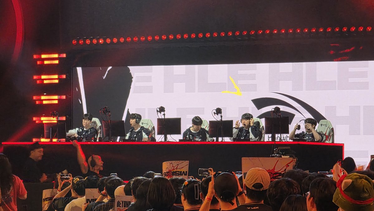 HLE_Hermes's tweet photo. MSI 휴가까지 내고 직관
결승때는 체력고갈 이슈로 혼미한 관람 https://t.co/kys0aRWU0N