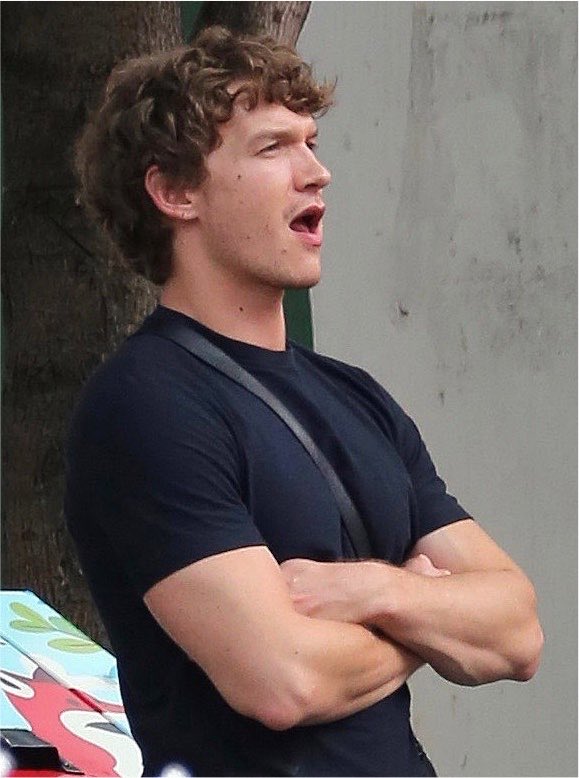 H0LLLAN0V's tweet photo. i have nothing appropriate to say look at his fucking arms https://t.co/vqK9iGJLuu