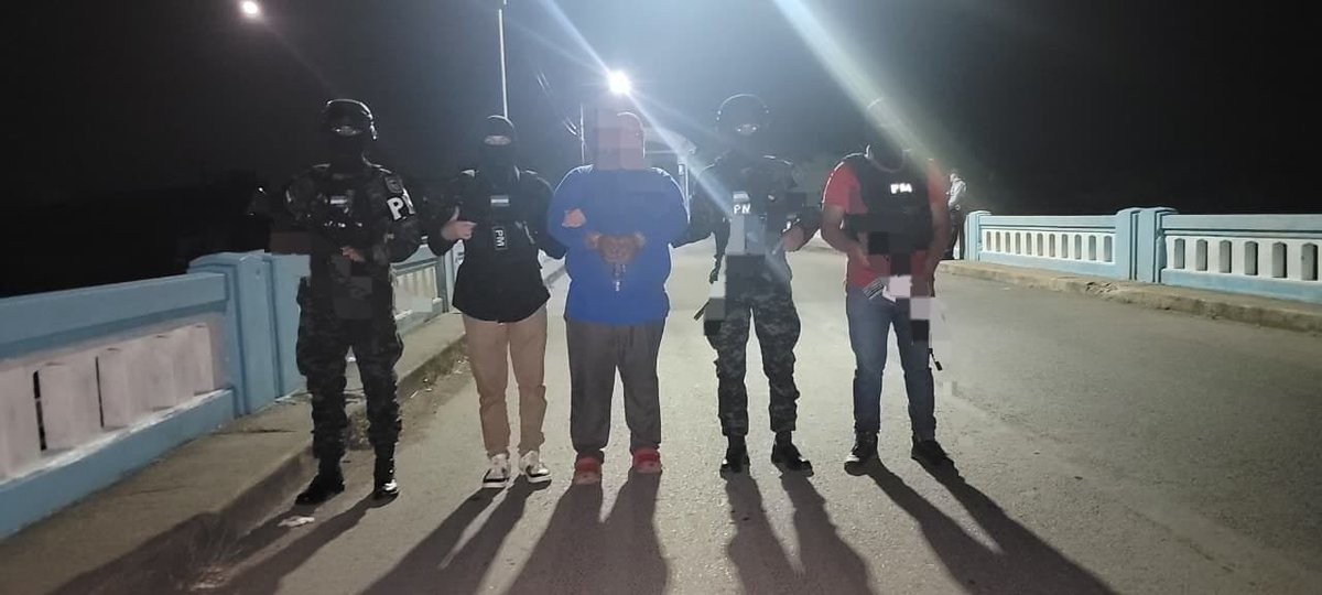 FFAAHN's tweet photo. #OPERACIONESFFAA || En el marco de la Operación Plan Nacional de Seguridad "Solución Contra el Crimen", III Etapa, las #FFAA, a través de la Policía Militar del Orden Público y la Fuerza de Tarea Conjunta Lenca Sumpul, ejecutaron una operación en la frontera de El Amatillo, municipio de Goascorán, departamento de Valle, que dio como resultado la detención de un ciudadano de nacionalidad salvadoreña, por suponerlo responsable del delito de ingreso irregular al territorio hondureño y presunto integrante de una estructura criminal.
Tras su detención, el ciudadano fue trasladado a la Aduana de El Amatillo para ser puesto a disposición de las autoridades competentes, quienes realizarán el procedimiento administrativo correspondiente por su ingreso irregular al territorio nacional. Posteriormente, será recibido por la Policía Nacional Civil de El Salvador, cuyos especialistas efectuarán el análisis técnico de los tatuajes alusivos a pandillas, con el fin de continuar las diligencias investigativas correspondientes.
#FuerzasArmadasHN