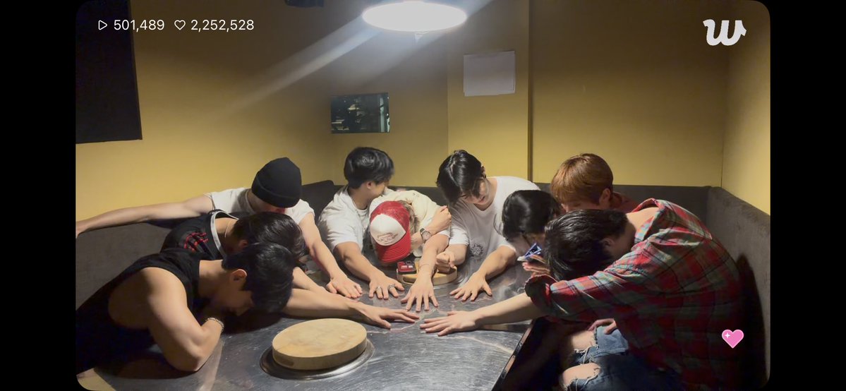 wwtasty96's tweet photo. ド深夜にマフィアゲームを始める男達 https://t.co/dsAlwFaV0w