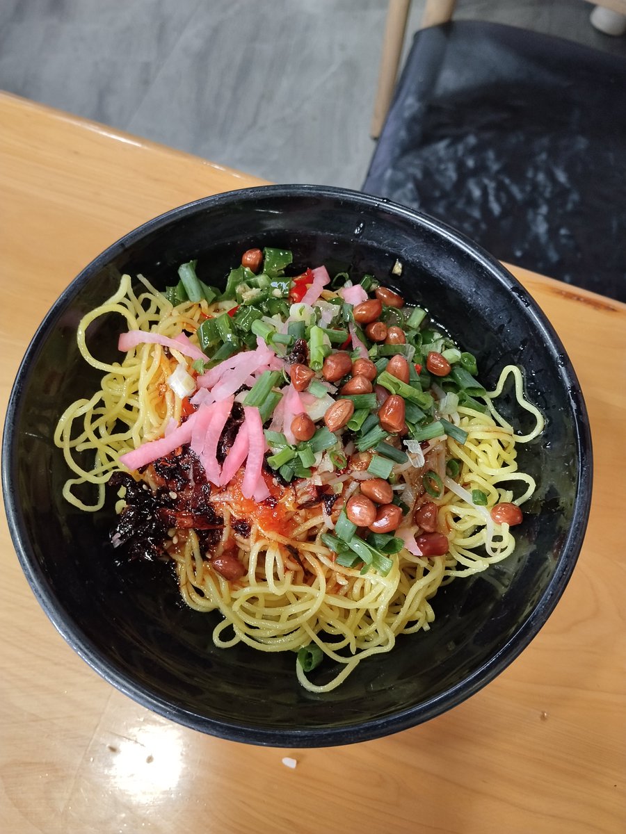 urasma_tarow's tweet photo. #中国 #貴州省安順市 
チャーハン専門店
怪噜飯  Guailufan
旨い　安い　早い
中国はうまい店は口コミで拡散　実力主義なので味は保証
２枚目は、麻辣炒麺🤩
#炒飯  #炒麺  #貴州 12 rmb https://t.co/5EcMtJGERs