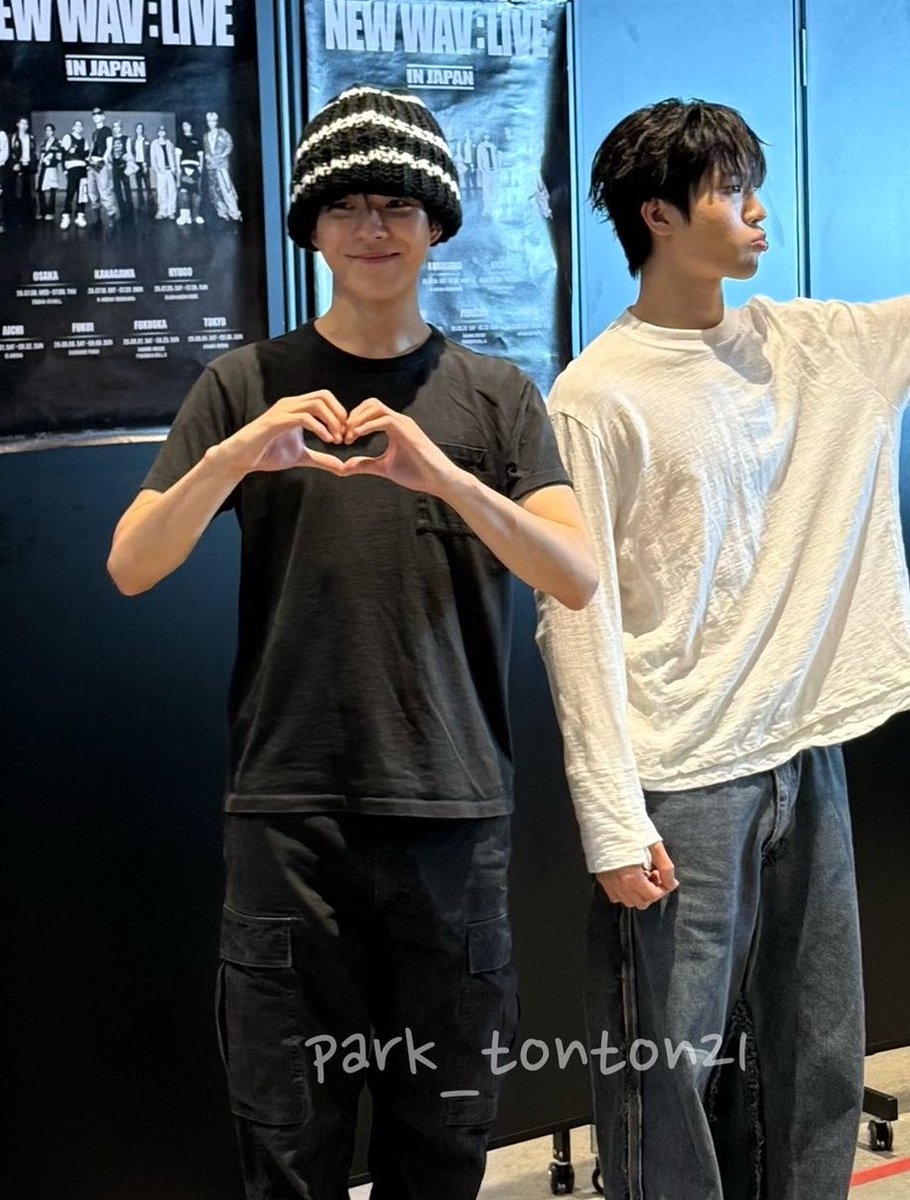 _elle4_'s tweet photo. He looks so tiny in that hat 🥺🫳 https://t.co/4lcGDNsZHE