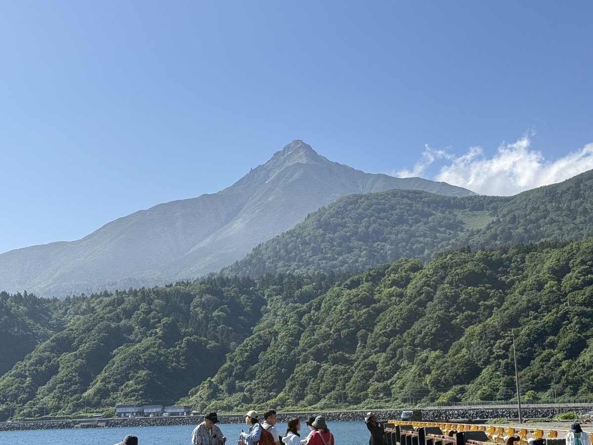 ekineko37's tweet photo. ずっと行きたかった利尻島、登れなくても利尻山は見たいと思っていました。
今年は山には熊が怖くて登ってない。
山仲間が行くというのを知り無謀と思いながら同行😅
山頂まで日帰りピストン、往復11時間かけて歩いてきました。
しかし、下り長かった💦
利尻山格好良い、自分を褒めてあげたい😁 https://t.co/CMsNUNUQBC