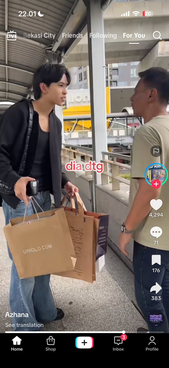 geminifourthz's tweet photo. cekikikan bgt si aj trnyt supplier hirono dan codan sm bapak ini😭 yg bikin cekikikan lg caption video bapaknya “dia dtg” lucu bgt malem malem syiet https://t.co/B5jzjrlolq