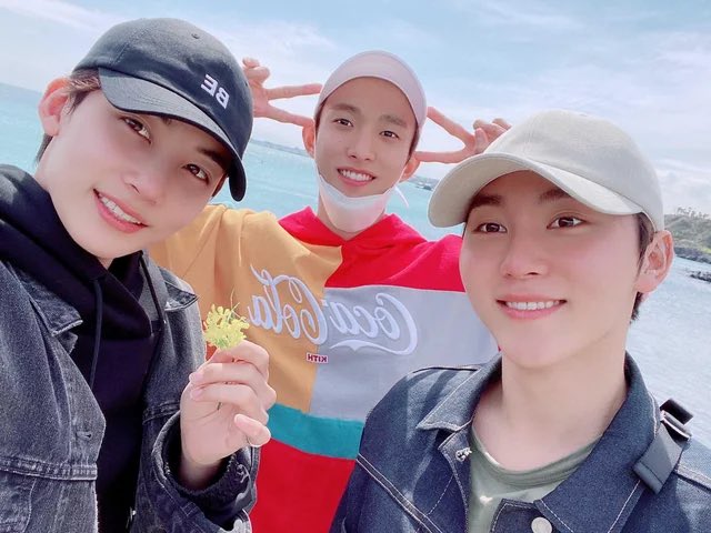 carate_dk's tweet photo. メボズ登場で「プライベート旅行に行くほどの大親友✨️」って紹介されてた写真がケンカ中 in 済州島でニヤニヤした https://t.co/ijpOZl5Q9k