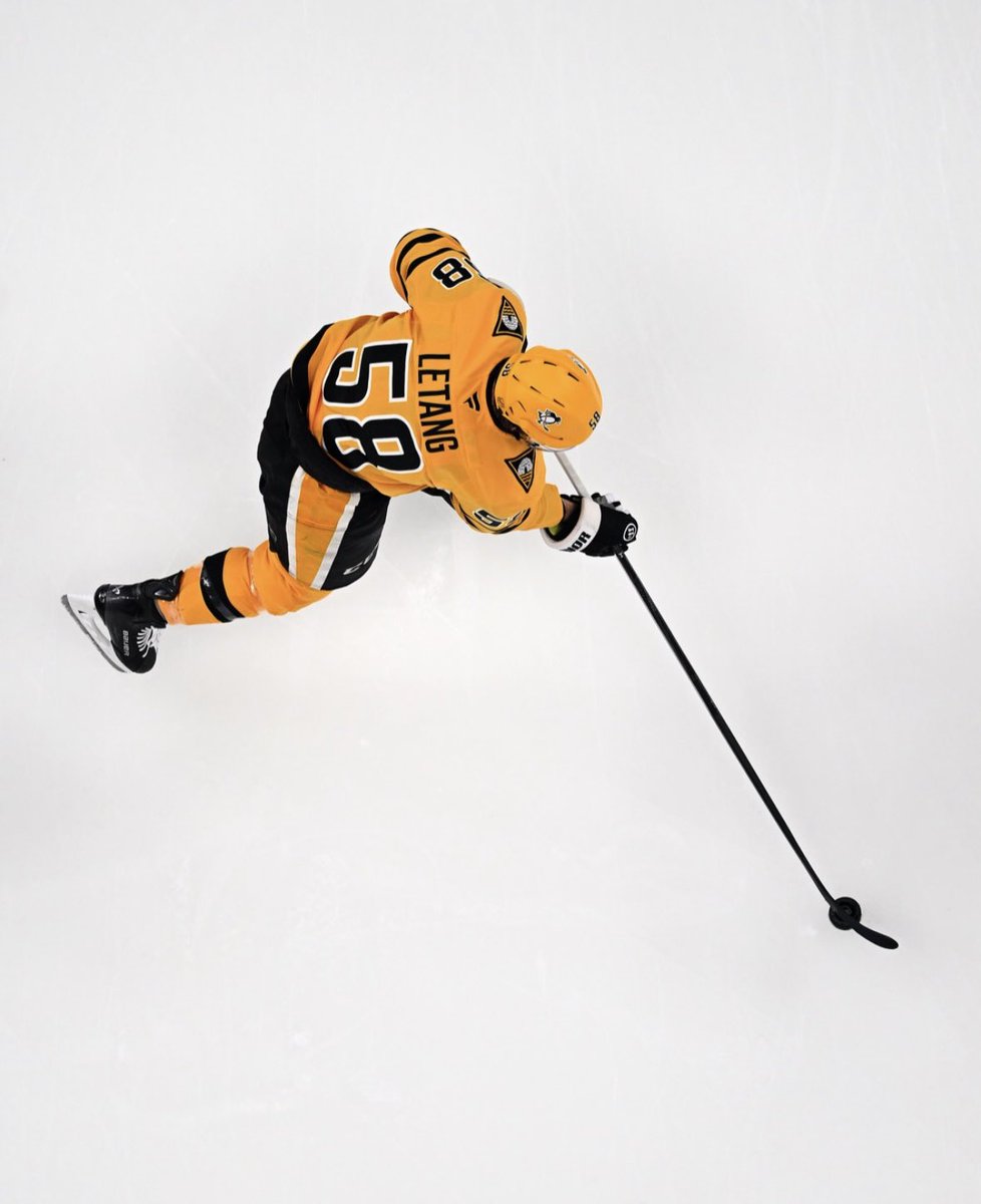 thomchar_hood's tweet photo. let's aura farm in our piss yellow jerseys and not tell our captain https://t.co/1mgq0lzrki
