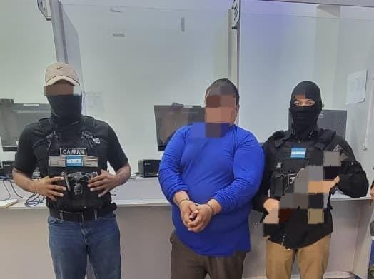 FFAAHN's tweet photo. #OPERACIONESFFAA || En el marco de la Operación Plan Nacional de Seguridad "Solución Contra el Crimen", III Etapa, las #FFAA, a través de la Policía Militar del Orden Público y la Fuerza de Tarea Conjunta Lenca Sumpul, ejecutaron una operación en la frontera de El Amatillo, municipio de Goascorán, departamento de Valle, que dio como resultado la detención de un ciudadano de nacionalidad salvadoreña, por suponerlo responsable del delito de ingreso irregular al territorio hondureño y presunto integrante de una estructura criminal.
Tras su detención, el ciudadano fue trasladado a la Aduana de El Amatillo para ser puesto a disposición de las autoridades competentes, quienes realizarán el procedimiento administrativo correspondiente por su ingreso irregular al territorio nacional. Posteriormente, será recibido por la Policía Nacional Civil de El Salvador, cuyos especialistas efectuarán el análisis técnico de los tatuajes alusivos a pandillas, con el fin de continuar las diligencias investigativas correspondientes.
#FuerzasArmadasHN