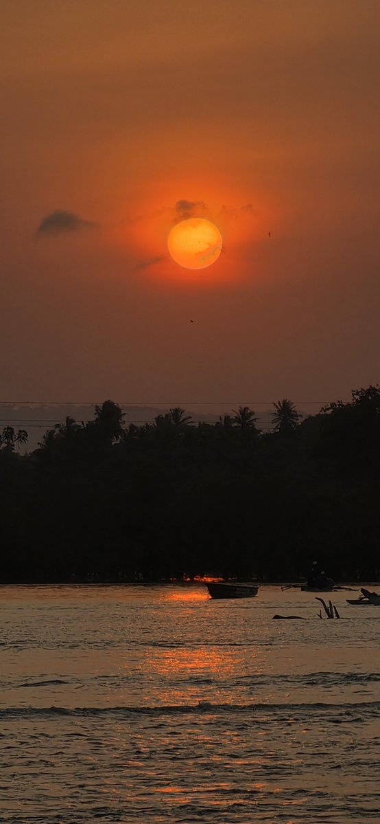 KelMaundu's tweet photo. A diani Sunset 😍 https://t.co/GvUmYRmeFv