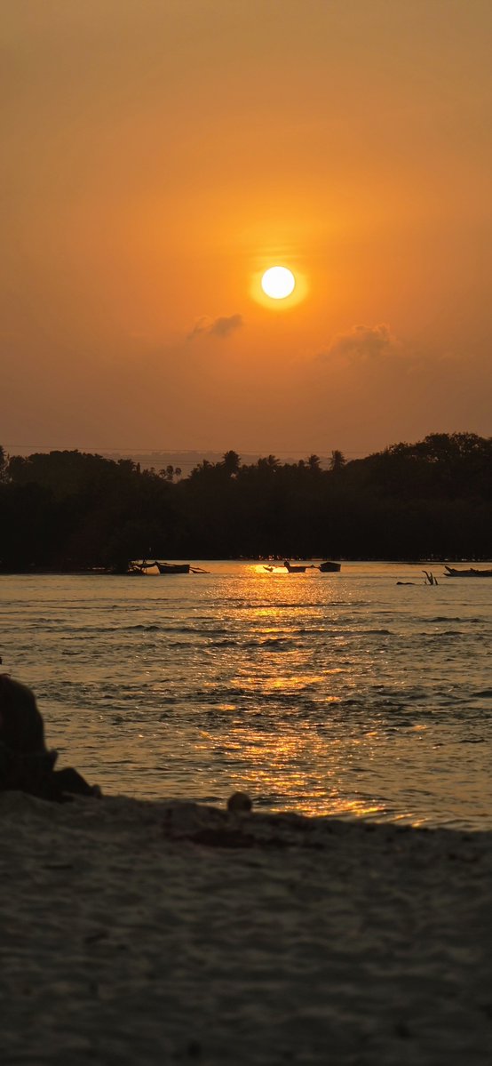 KelMaundu's tweet photo. A diani Sunset 😍 https://t.co/GvUmYRmeFv