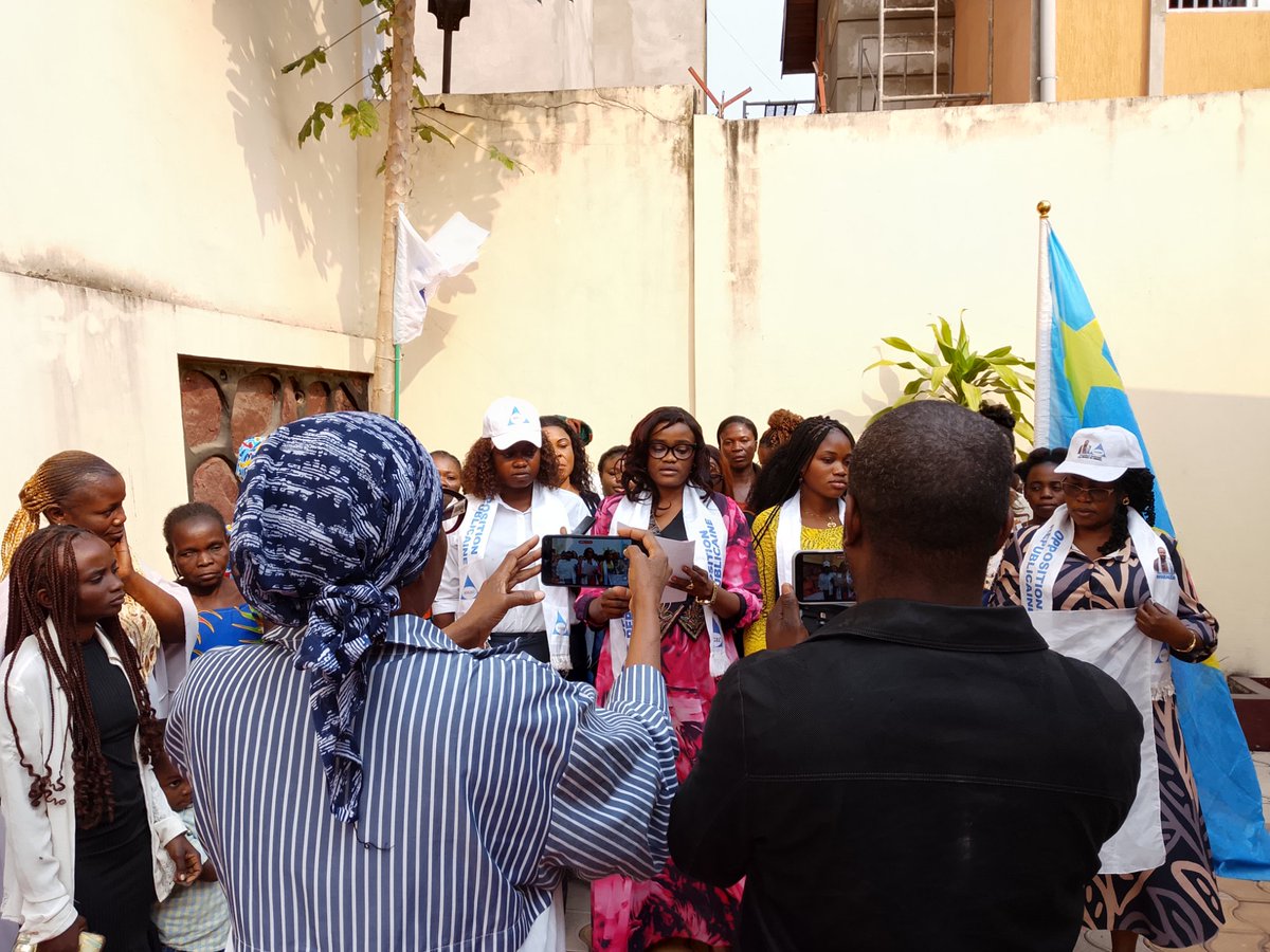 NOGECOPPOSo1's tweet photo. Réunies à Kinshasa, les Femmes de la #NOGEC réaffirment leur engagement pour la paix. Elles soutiennent le dialogue inclusif, appellent à la promulgation de la loi sur le référendum, soutiennent le changement de la Constitution et condamnent l'agression Rwandaise #RDC. 🇨🇩✊ https://t.co/fBqkku7icx