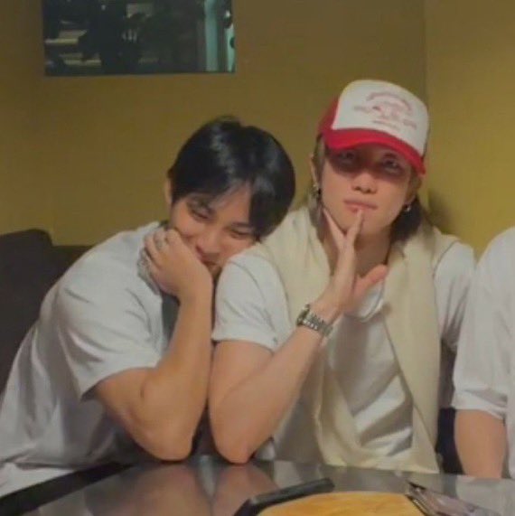 xmhjy's tweet photo. happy to report that mingyu is reunited with his minghao  🖤💚 https://t.co/vE1d8eJoqf