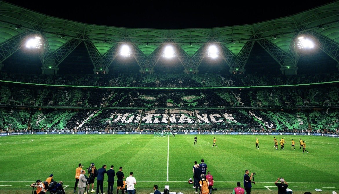 yv4iF's tweet photo. اللي مايجي يجيبه ذا الجمهور💀💚💚💚💚

#HoenessForAlAhli

#HoenessForAlAhli

 #HoenessForAlAhli https://t.co/fspU5QfGgQ