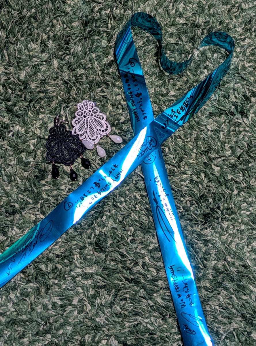 75nabi's tweet photo. 荷解きも終わって洗濯もしてお風呂入って今度こそ私のGLAY FC旅終了〜！！って思ってなんとか取れた金キラテープのサイン見てたらもうジロウのトコで無事召されました(本望) https://t.co/0L1xKP3CeU