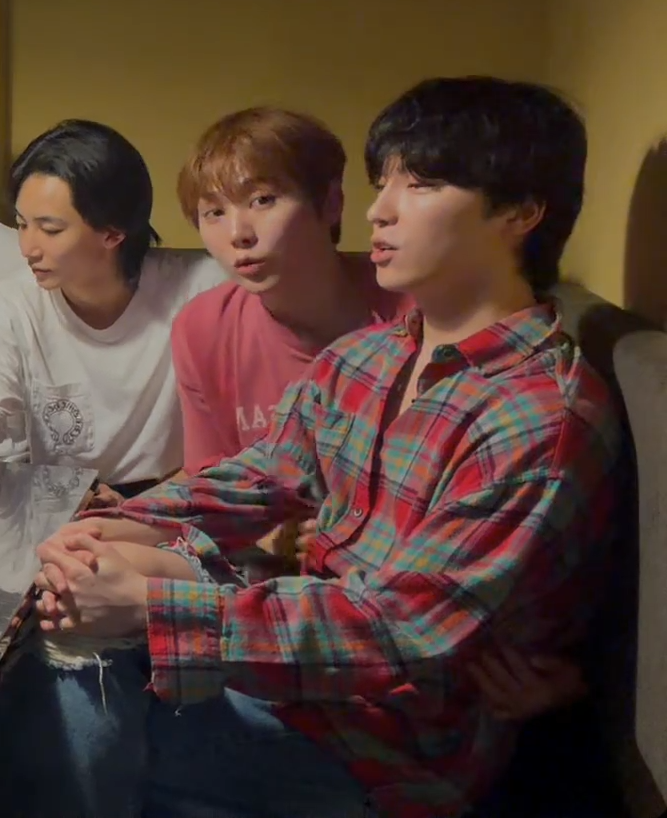 mingyursonly's tweet photo. Seungkwan's hand being on Dino's waist... and now, he comfortably puts his one leg over Dino's leg... Just how crazy do you want me to become, Boochan???? https://t.co/1q9jfq3PqW