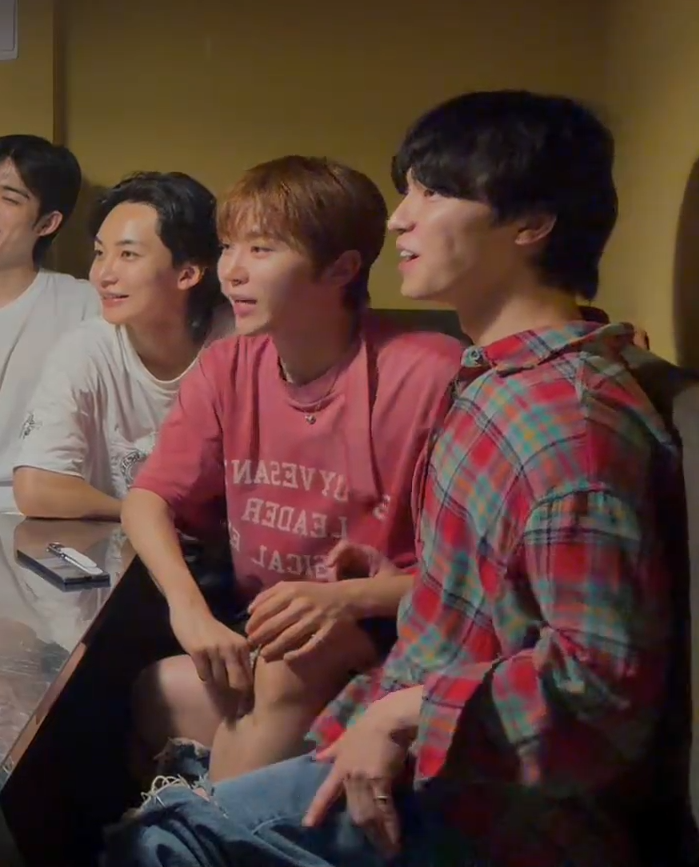 mingyursonly's tweet photo. Seungkwan's hand being on Dino's waist... and now, he comfortably puts his one leg over Dino's leg... Just how crazy do you want me to become, Boochan???? https://t.co/1q9jfq3PqW