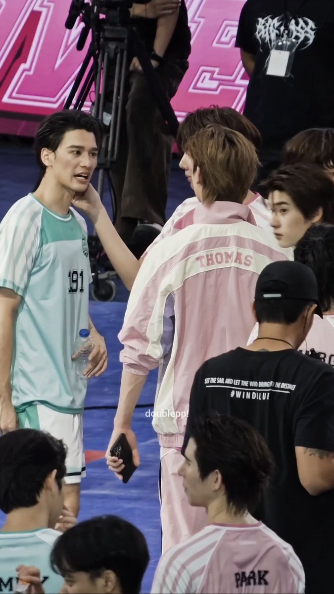 axviiixixix's tweet photo. คุยกับน้อง                                          คุยกับเมีย https://t.co/Gr6gcDpIdO