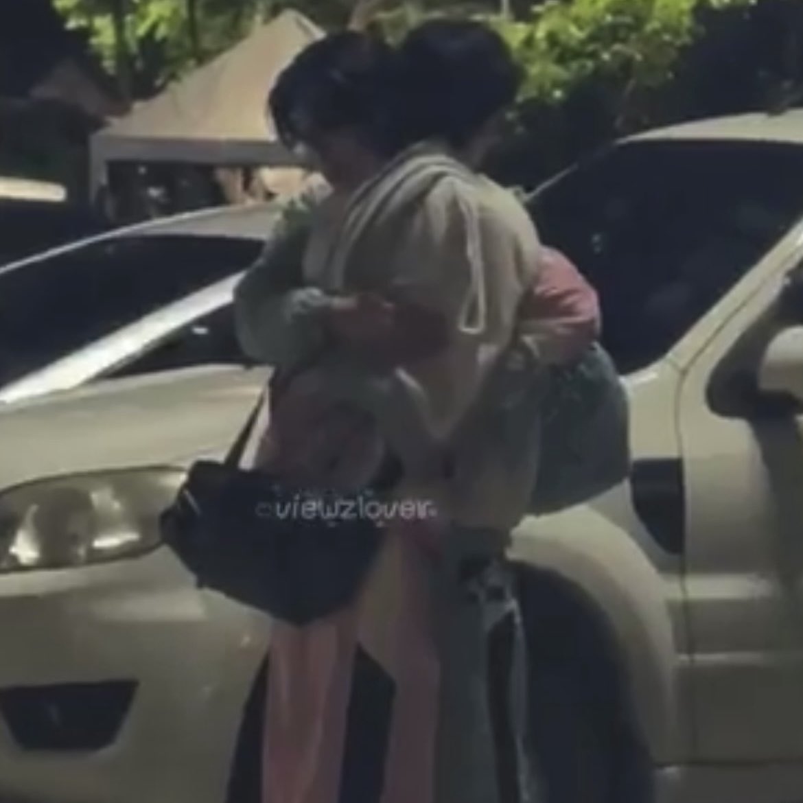 theewavelvr's tweet photo. From hugging a teddy bear to hugging his thee🙁
#tthi_eks #waavetnp https://t.co/6Pp4Z3vLNn