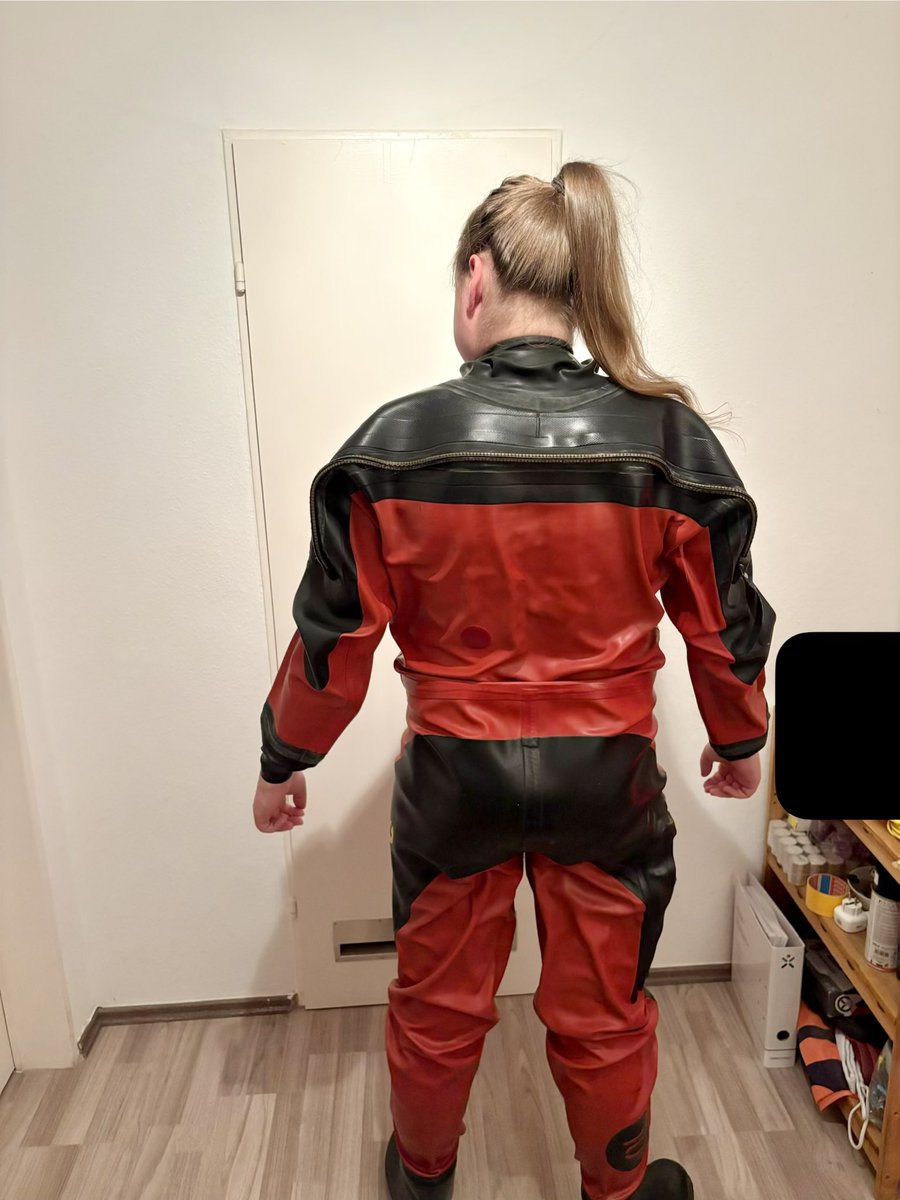that_rubberfox's tweet photo. in love with my heavy runber drysuit #rubber #drysuit #rubberfetish #waterproof https://t.co/R62RsTD9HZ