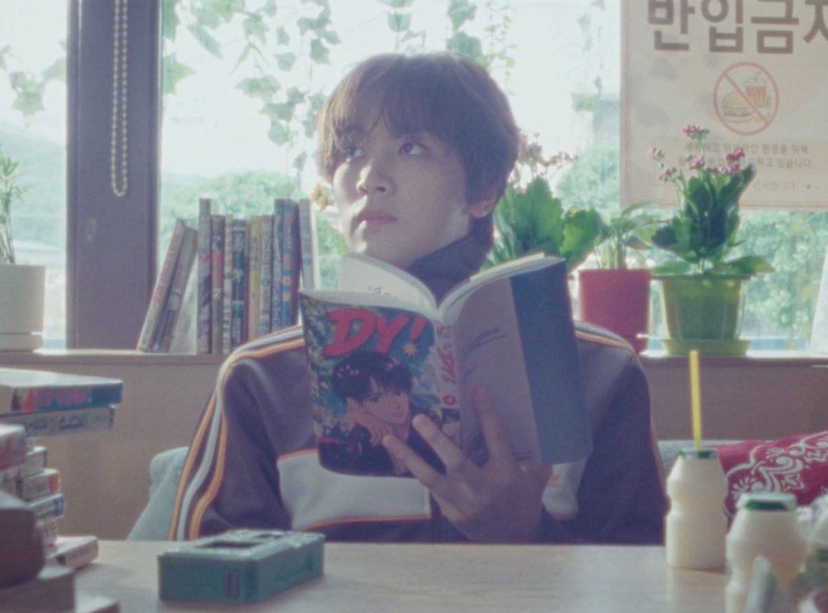 NCTDAOYlNG's tweet photo. haechan reading a manhwa book titled ‘DY!’

“the boy named DY!”

i want to read that manhwa too... https://t.co/PstR6J7HBN